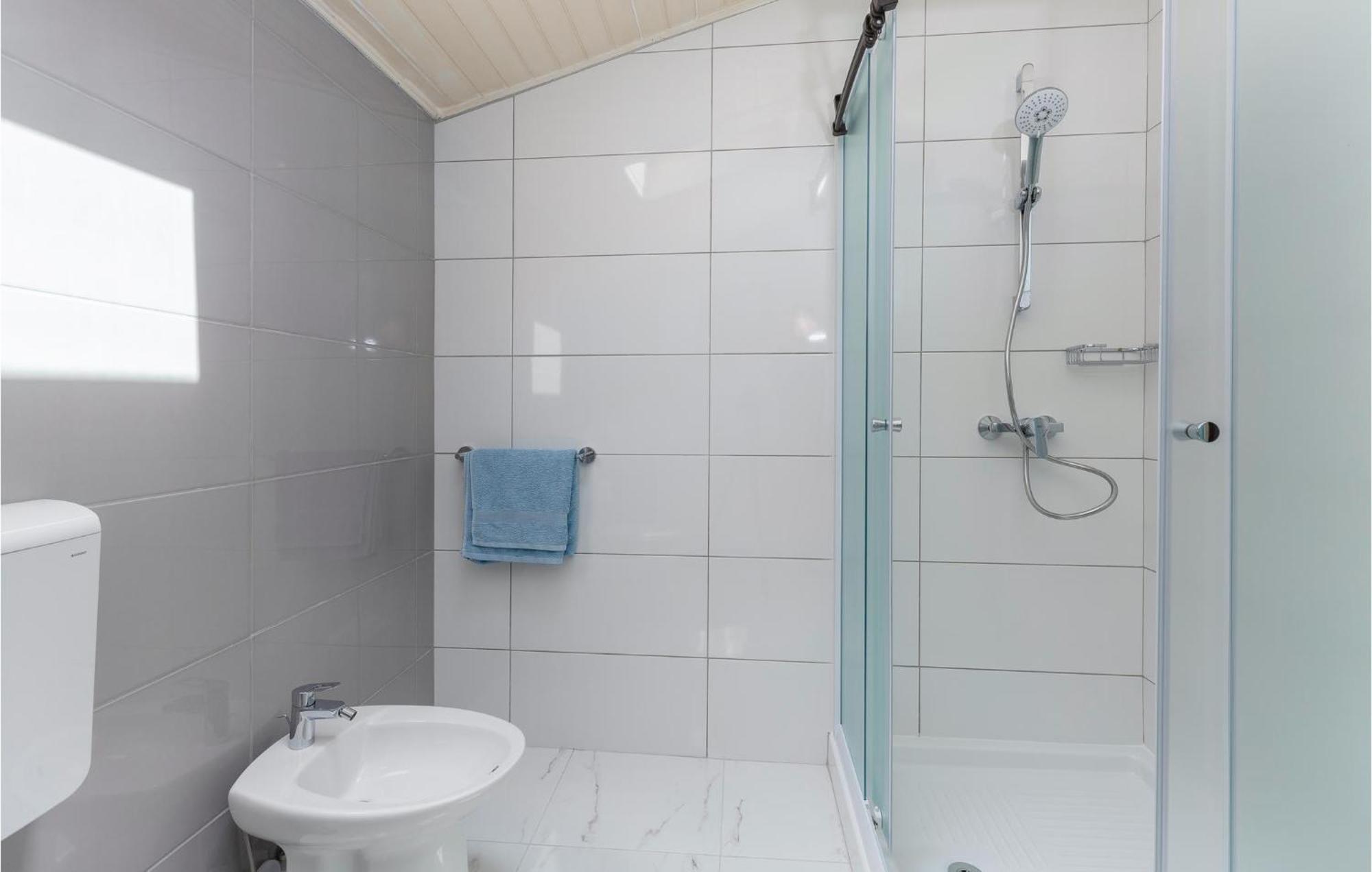 Cozy Apartment In Tar With House Sea View Tar-Vabriga Εξωτερικό φωτογραφία