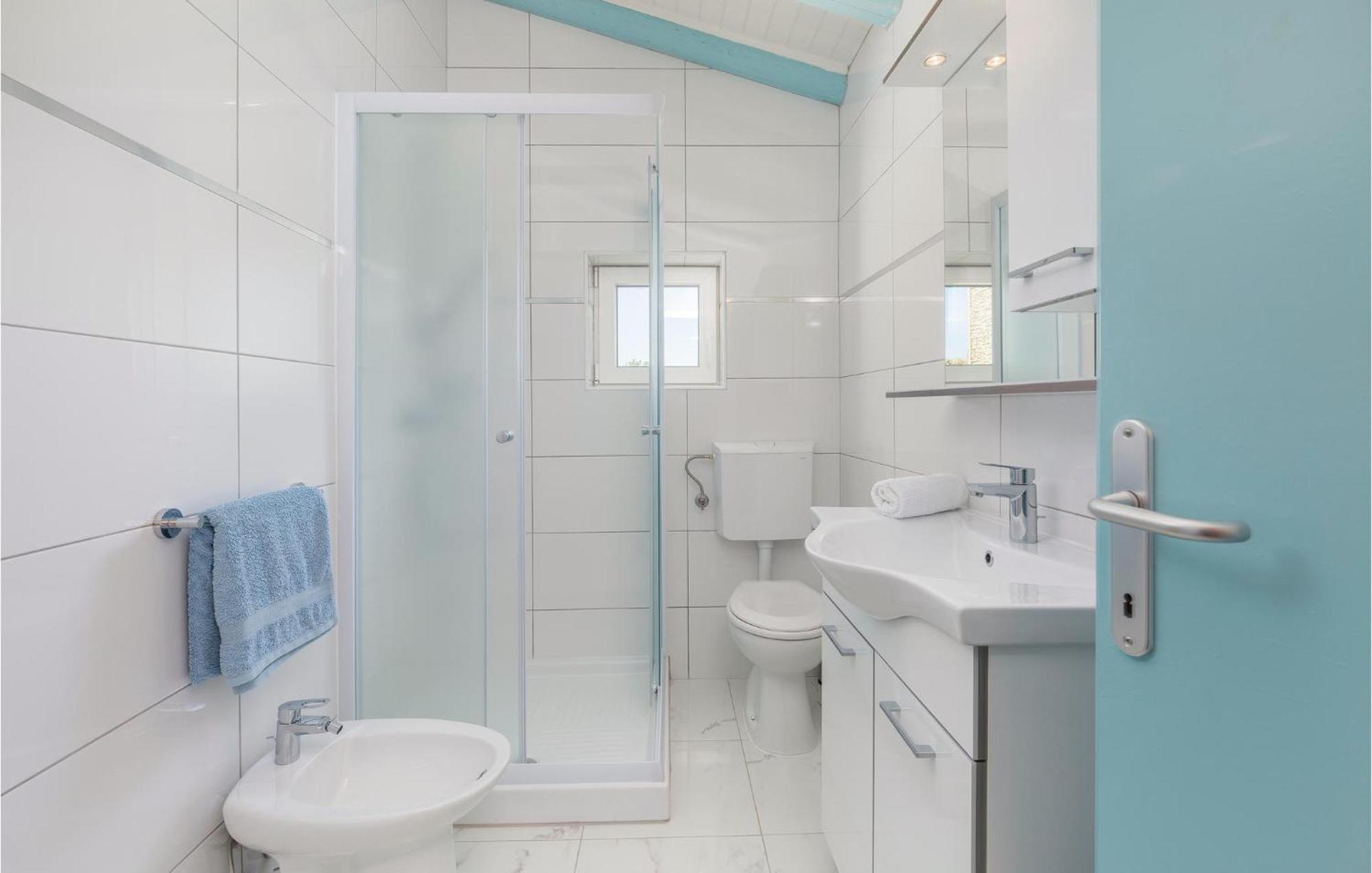 Cozy Apartment In Tar With House Sea View Tar-Vabriga Εξωτερικό φωτογραφία