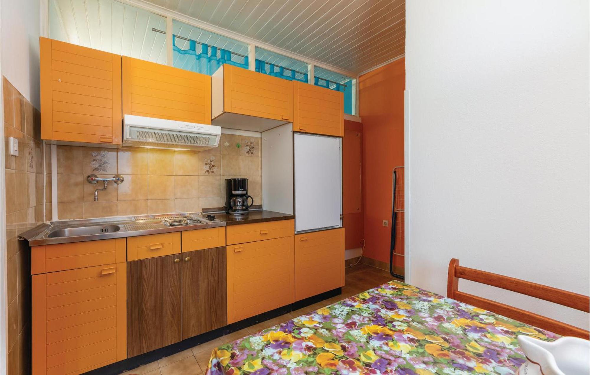 Cozy Apartment In Tar With House Sea View Tar-Vabriga Εξωτερικό φωτογραφία
